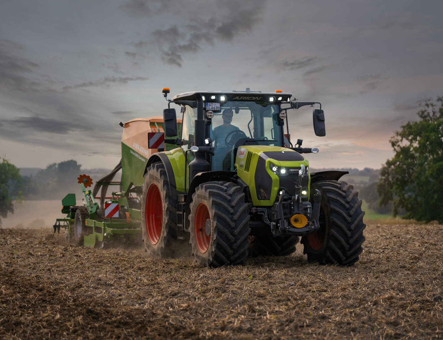 CLAAS ARION 6 med såredskap på et jorde