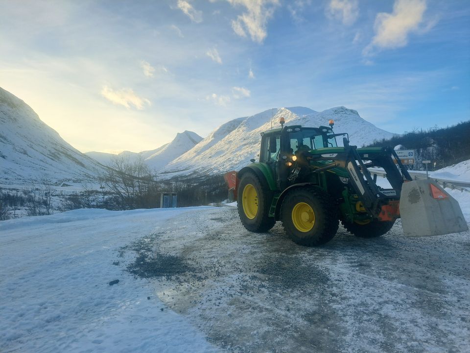 John Deere 6M 125 med Tokvam-strøkasse i vinterarbeid i Jotunheimen