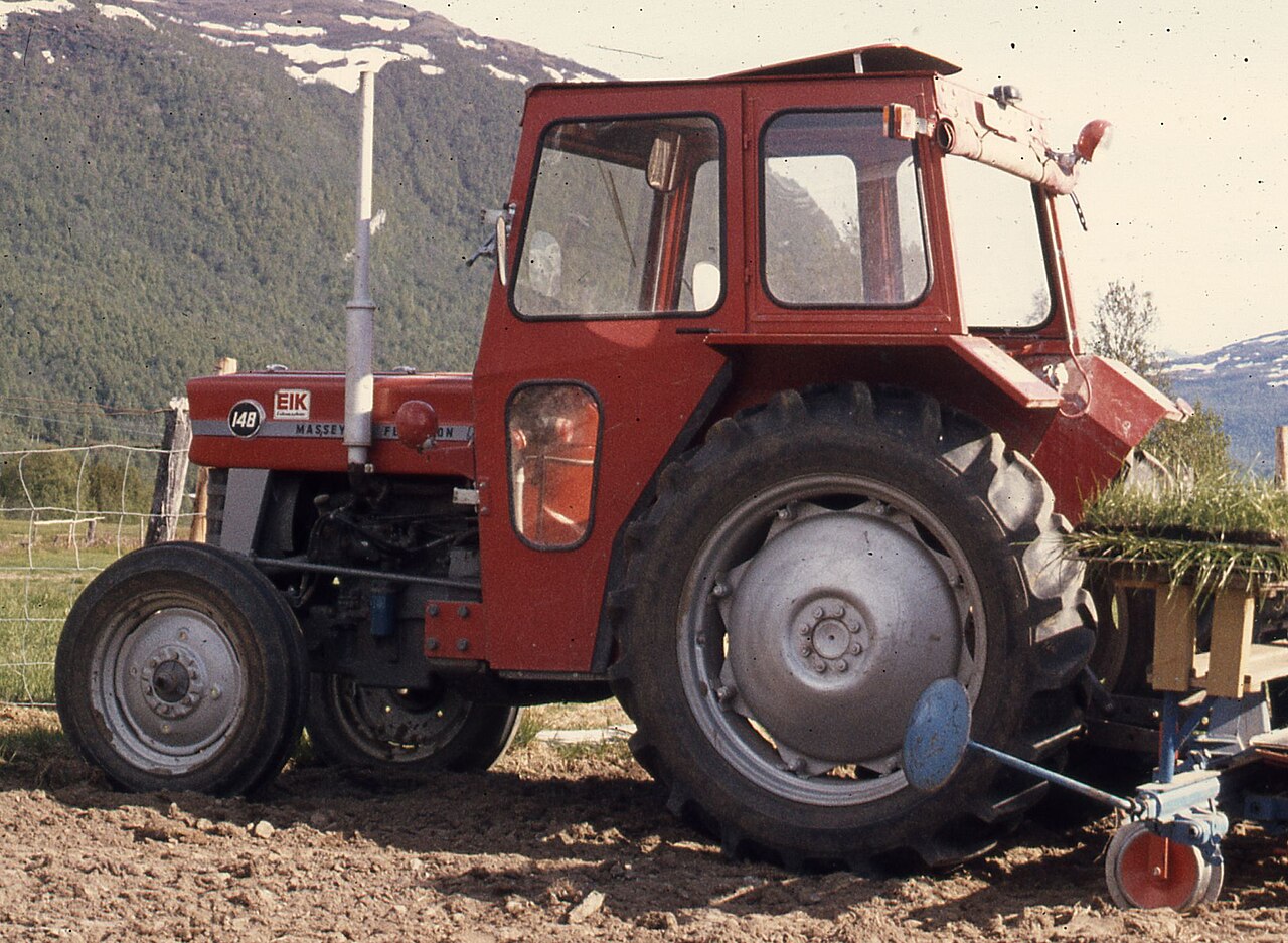 Massey Ferguson 148 med førerhus ved et jorde i Norge