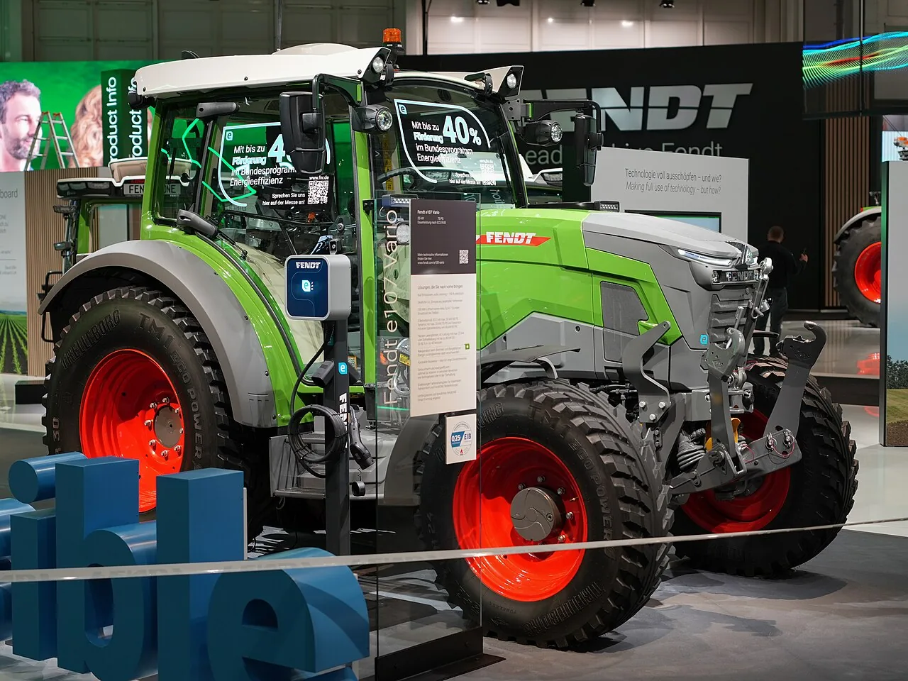 Fendt e107 Vario med ladeutstyr vist ved siden av traktoren på Agritechnica 2025