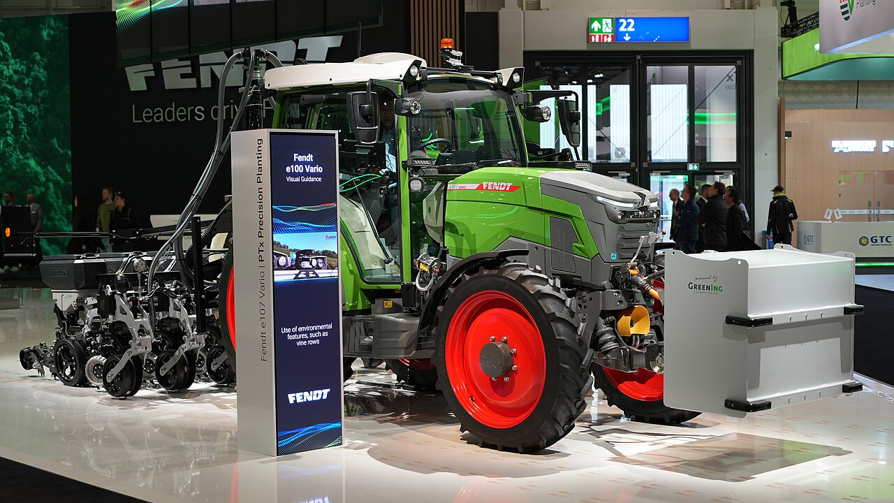 Elektrisk Fendt e107 Vario med såmaskin og ekstra batteripakke foran