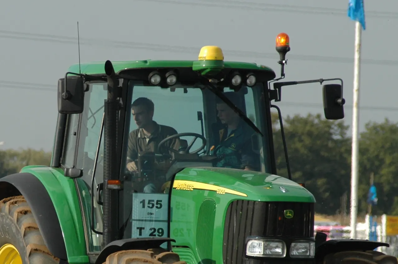 GPS-mottaker på taket av en John Deere 6920