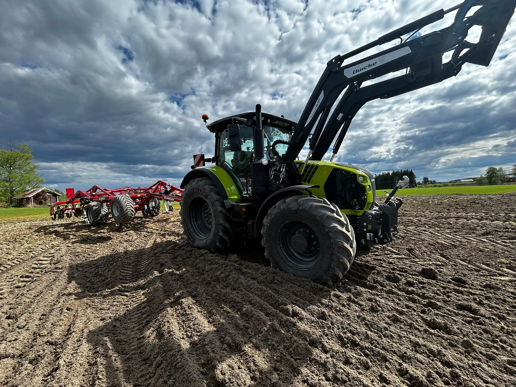 CLAAS-traktor med hevet frontlaster under Norwegian Agros Tractor Camp