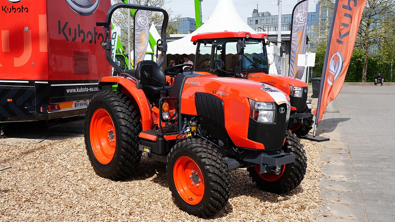 Kubota L1-452 med åpen førerplass og veltebøyle på agra-messen