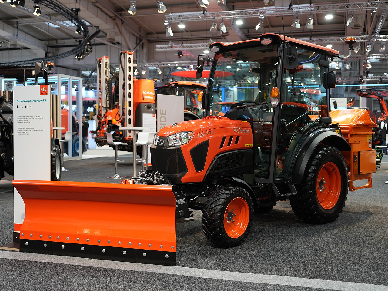 Kubota LX-401 med førerhus, snøskjær og spreder på Agritechnica 2025
