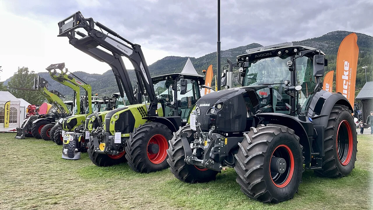 CLAAS-traktorer i ulike størrelser utstilt på Dyrsku’n i Seljord