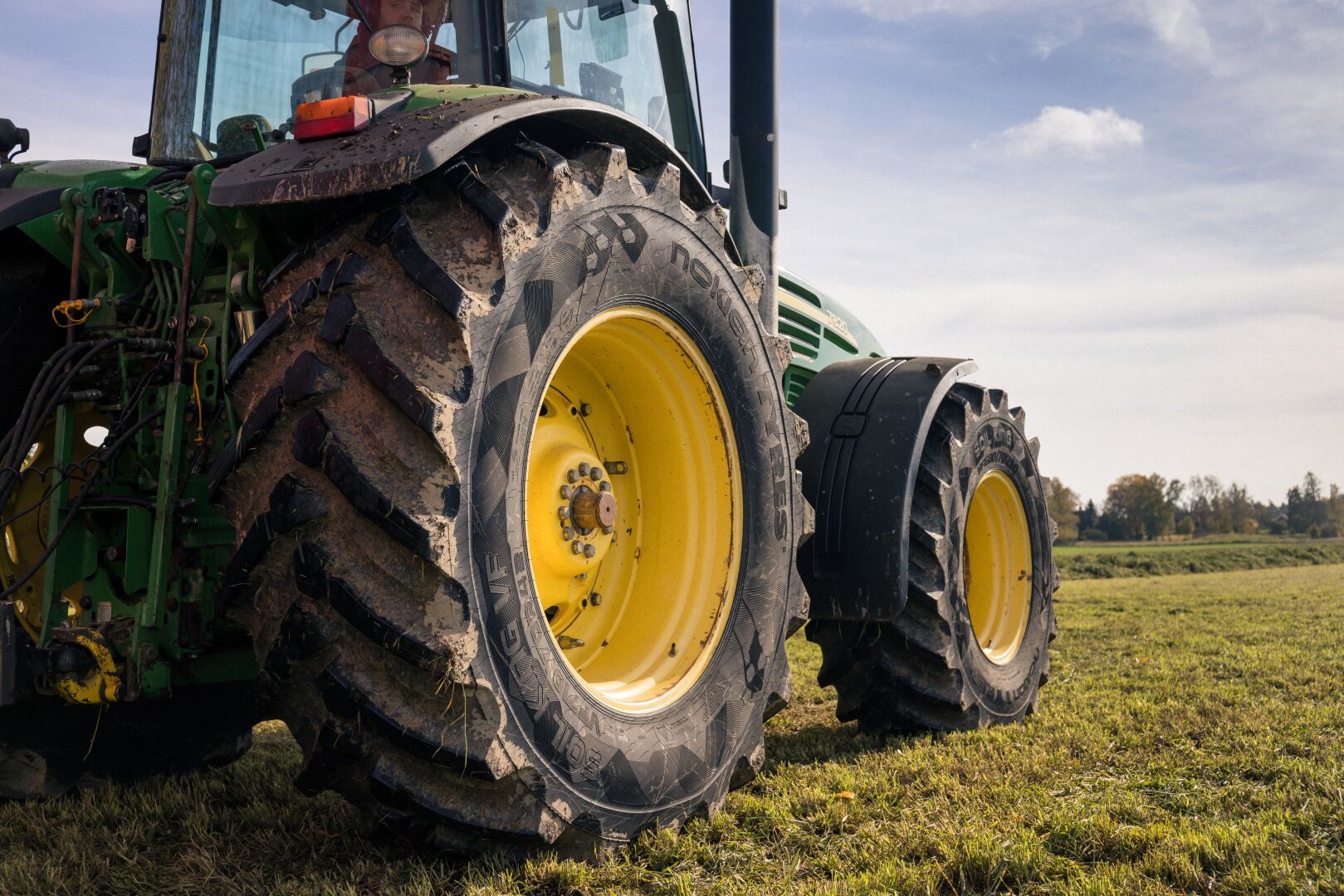 Nærbilde av Nokian Soil King VF-dekk på en John Deere-traktor