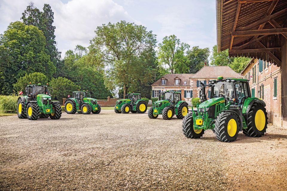 John Deere-traktorer i 6M-serien oppstilt på et tun