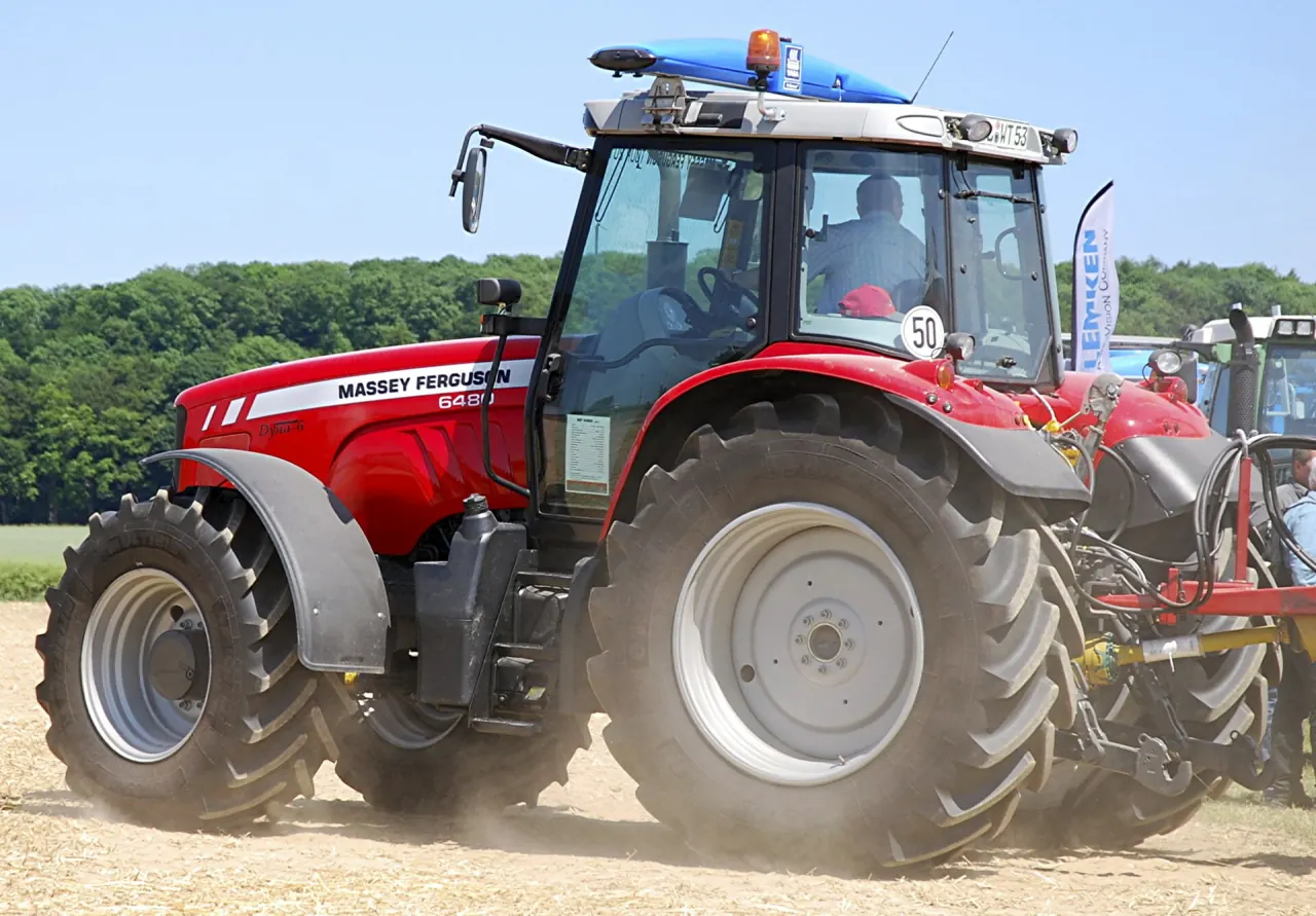Massey Ferguson 6480 med en blå Yara N-Sensor på taket
