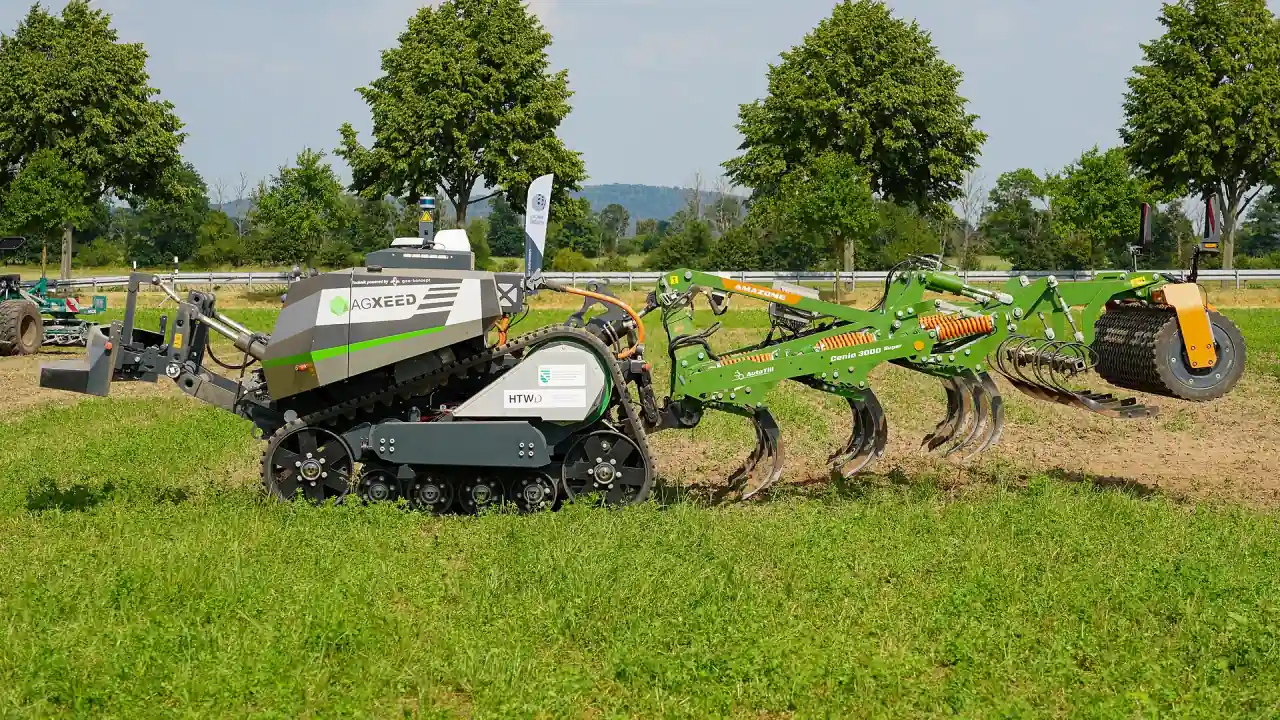 AgXeed AgBot på belter med en Amazone-grubber bak