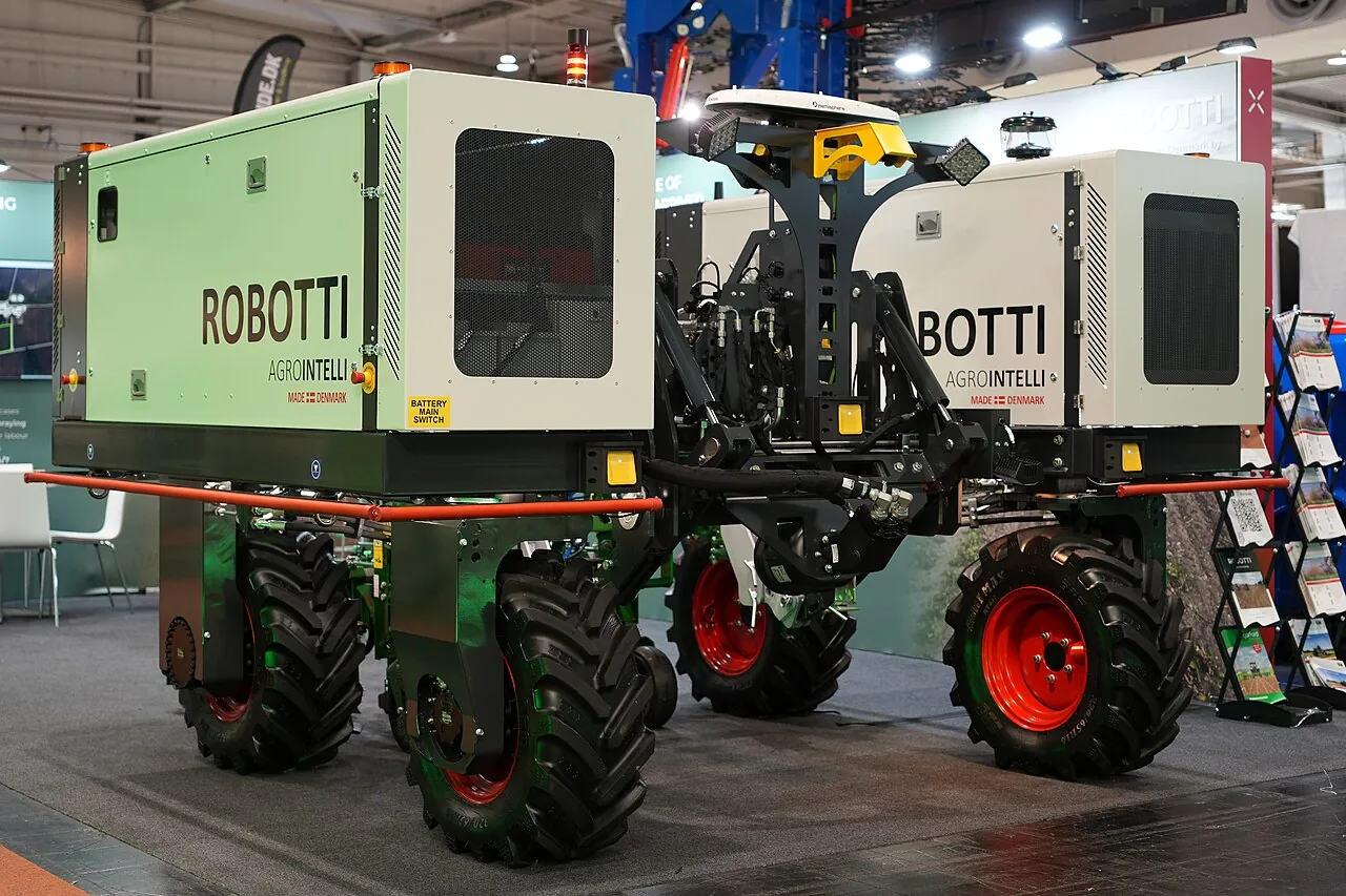 Agrointelli Robotti med redskap mellom to sideenheter på fire hjul
