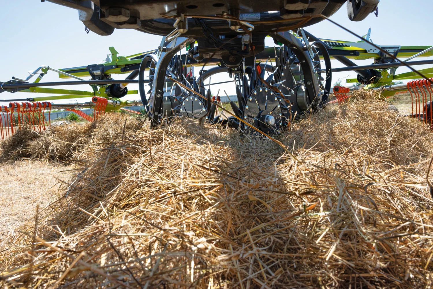 Nærbilde av strengvenderen mellom rotorene på en CLAAS LINER-samlerive