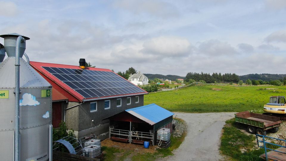 Solcellepaneler på driftsbygning på en gård i Åkrehamn