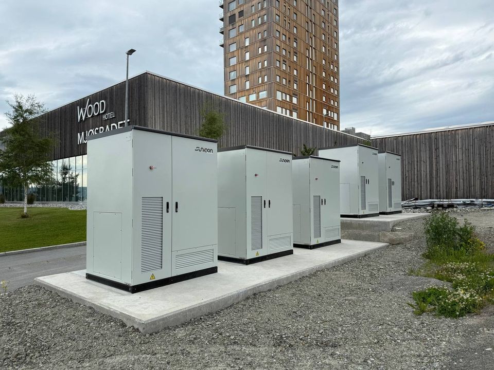 Stasjonære batteriskap ved Mjøstårnet i Brumunddal