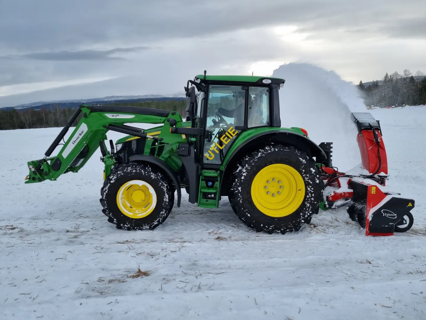 Tokvam 240 THS som trekker snø etter en John Deere-traktor