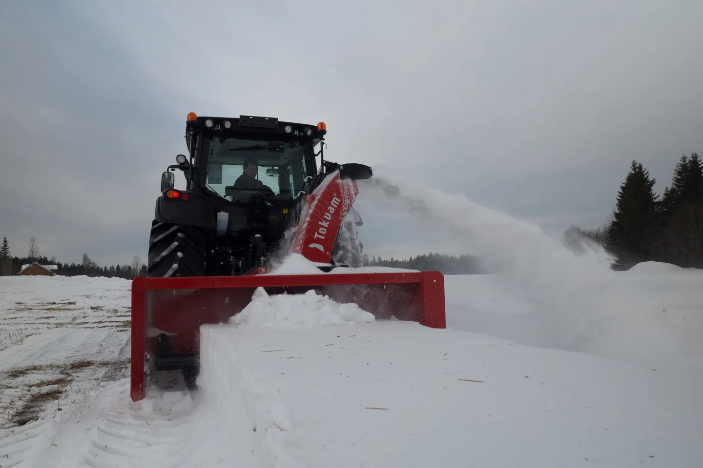 Rød Tokvam 241 THS FLEX sett forfra under snørydding