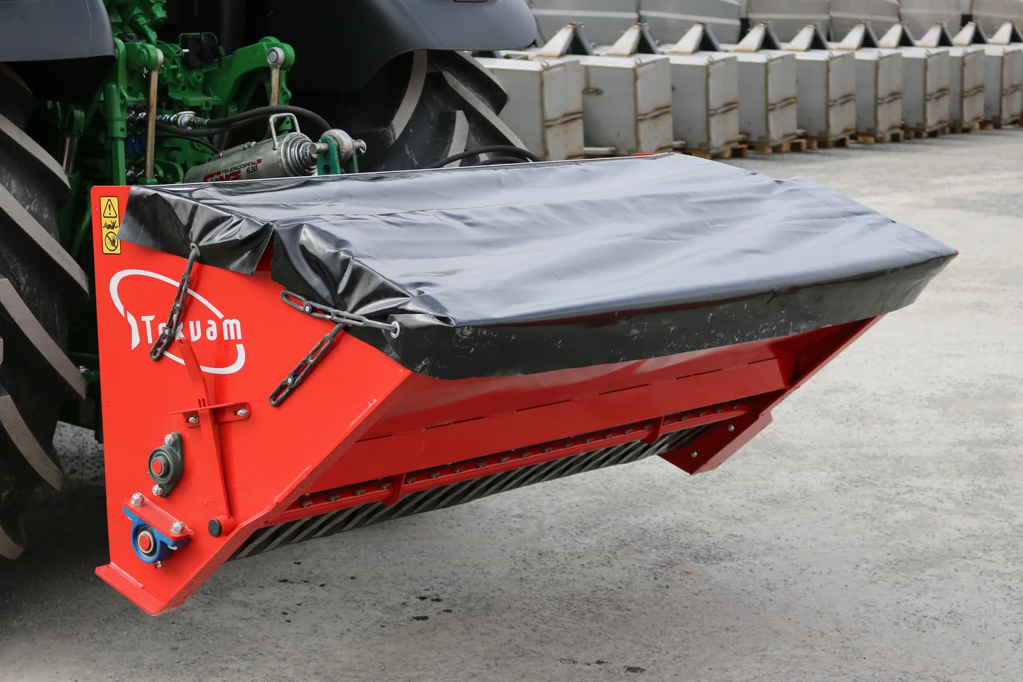 Tokvam SMA 800 montert bak på en traktor, med presenning over beholderen
