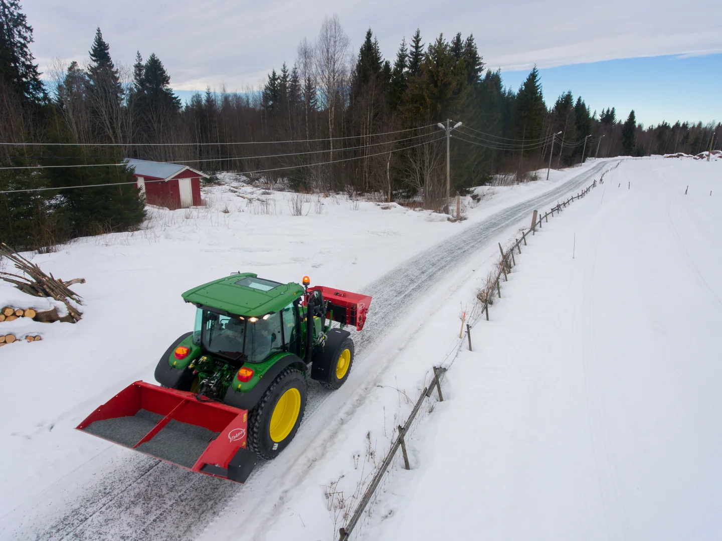 John Deere med Tokvam SMA-strøer bak på en vintervei