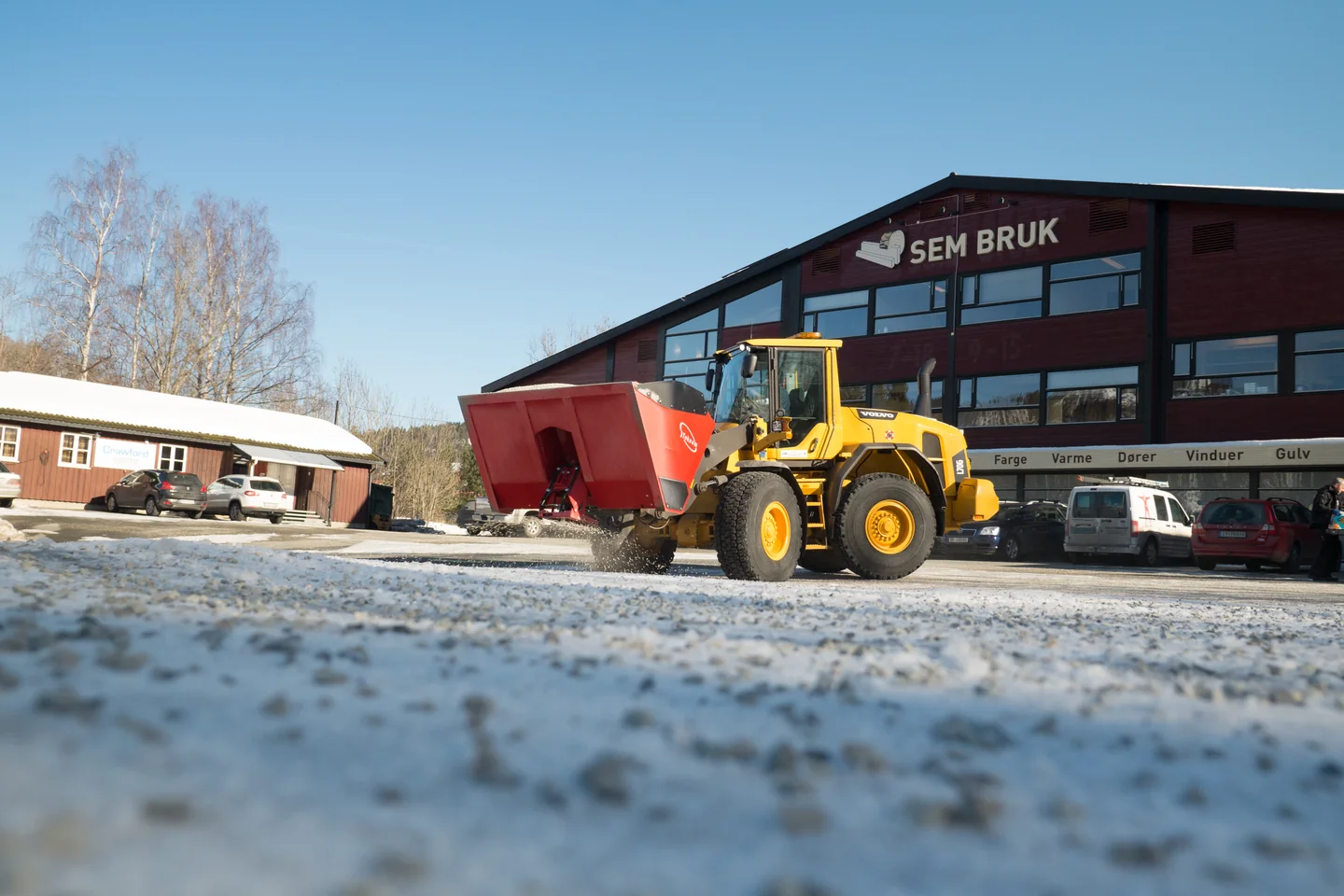 Hjullaster med Tokvam TSA 2100 strør på en vinterplass ved Sem Bruk