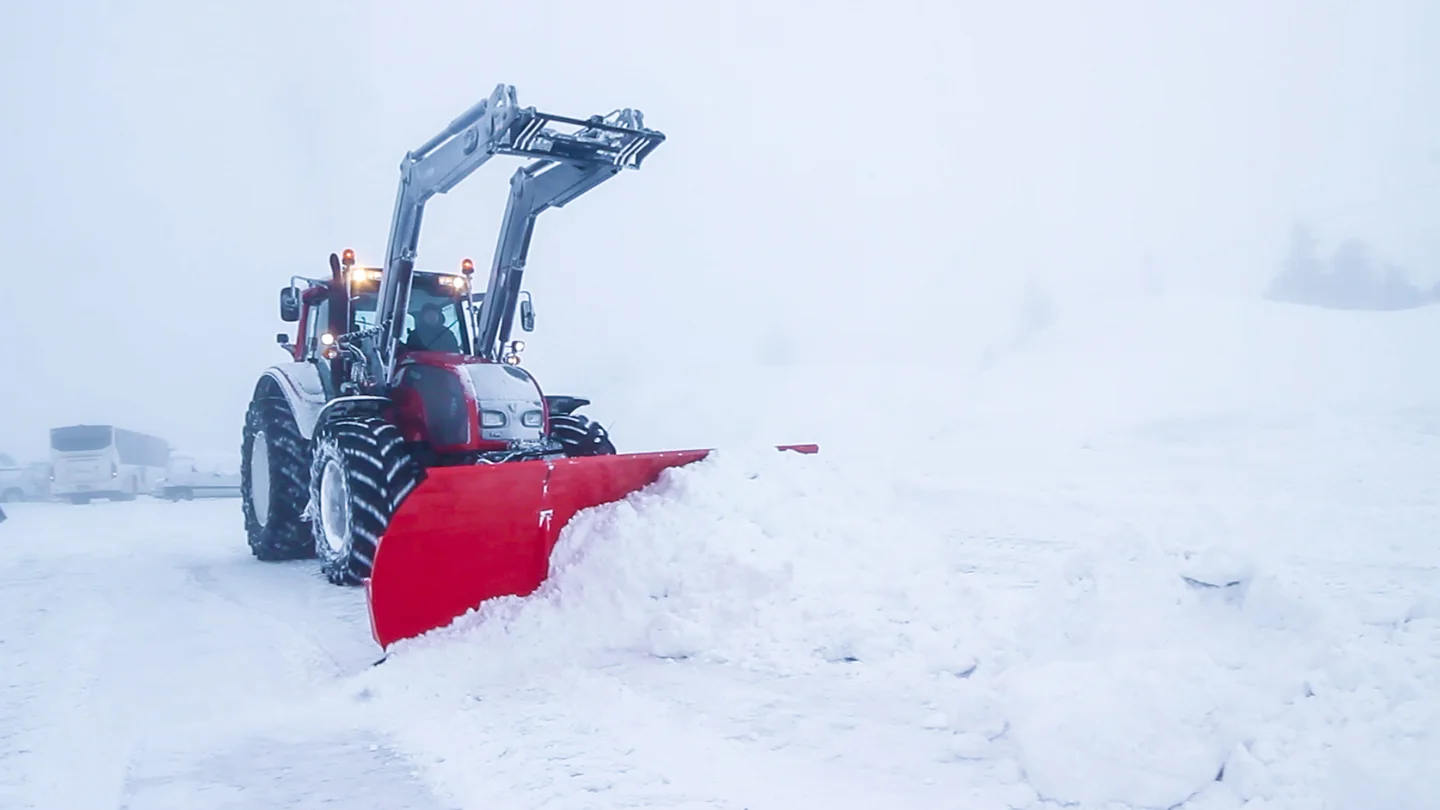 Tokvam U-plog foran en traktor som rydder snø
