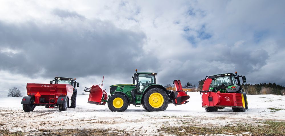 Tre John Deere-traktorer med Tokvam-snøplog, snøfreser og strøutstyr