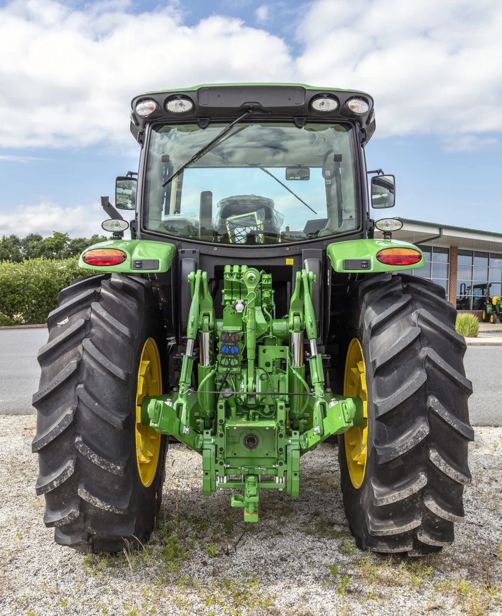 John Deere 6155R sett bakfra med trepunktsløft og kraftuttak