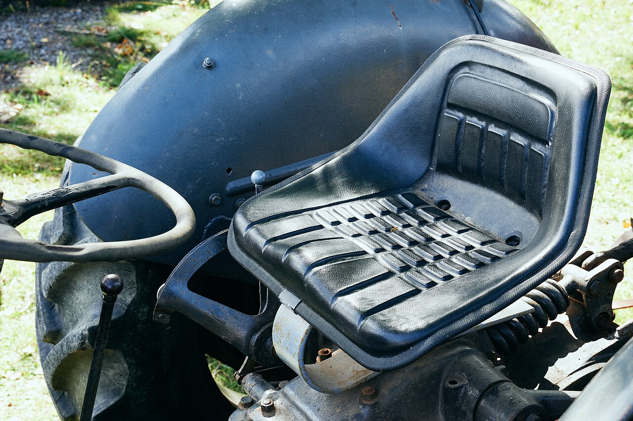 Slitt sete med skadet trekk på en eldre traktor