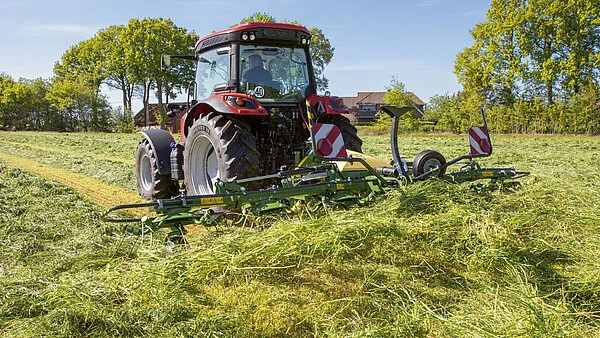 KRONE Vendro sprer slått gras på et jorde