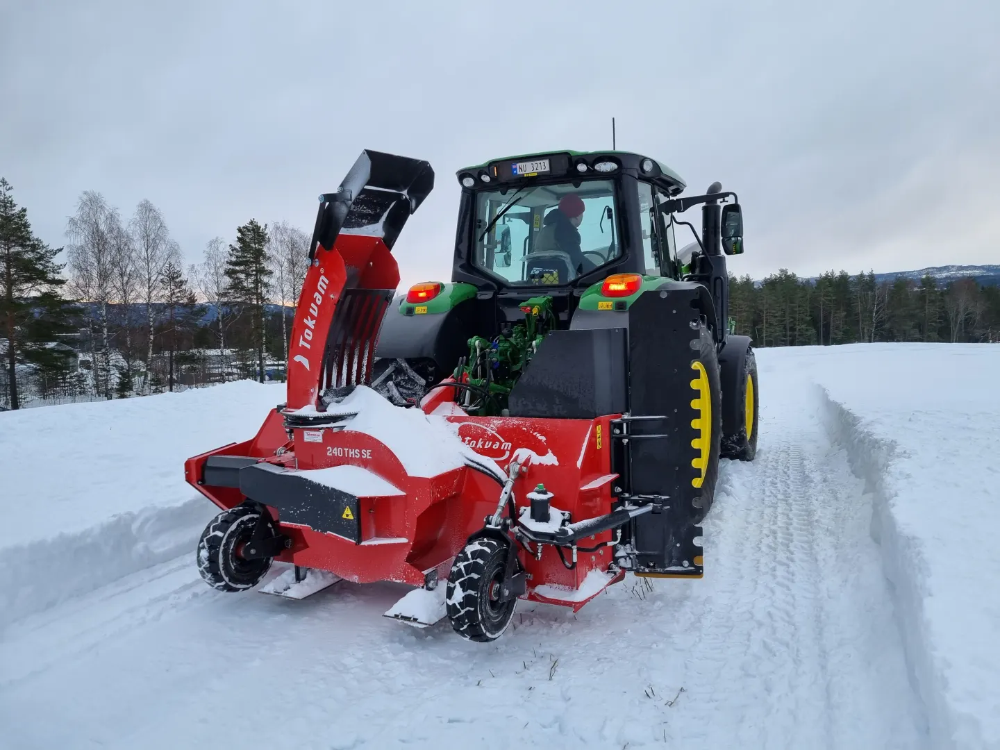 Tokvam 240 THS montert bak en traktor, med hjul og kantvinge