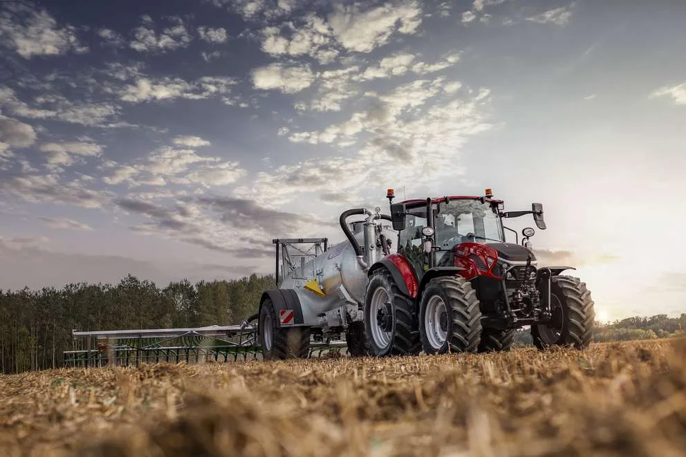 Case IH Farmall C med slåmaskin
