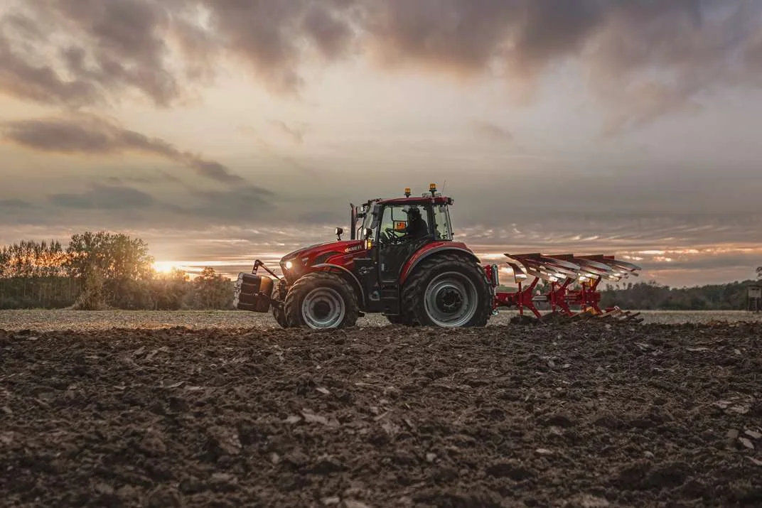 Case IH Farmall C med jordarbeidingsredskap