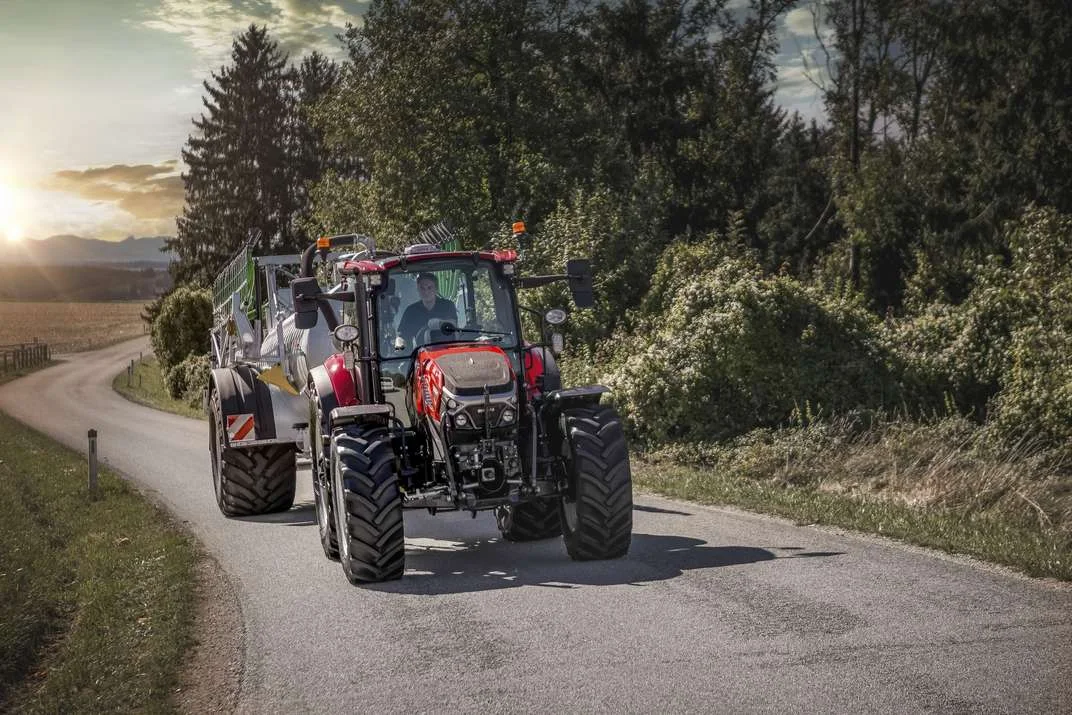 Case IH Farmall C med frontlaster på vei