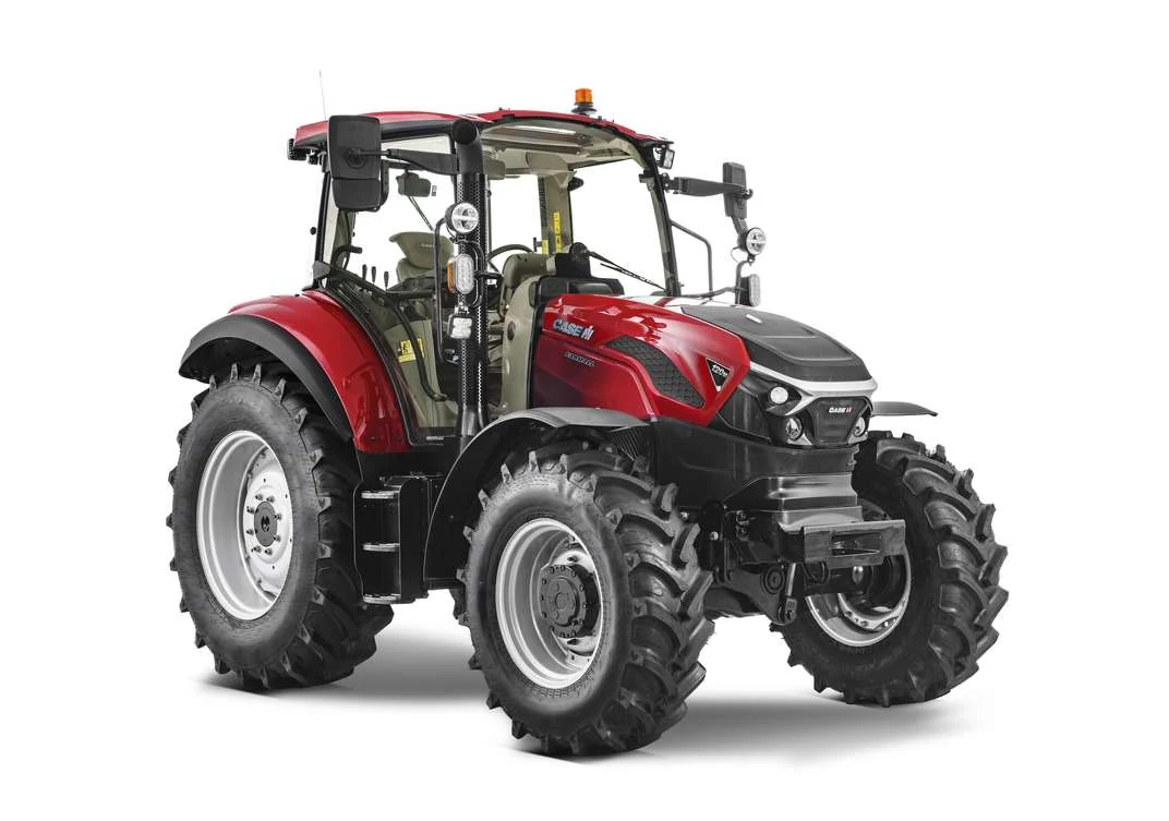 Case IH Farmall 120M sett skrått forfra mot lys bakgrunn