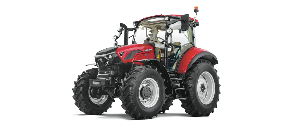 Case IH Farmall 120M vist fra venstre side mot lys bakgrunn