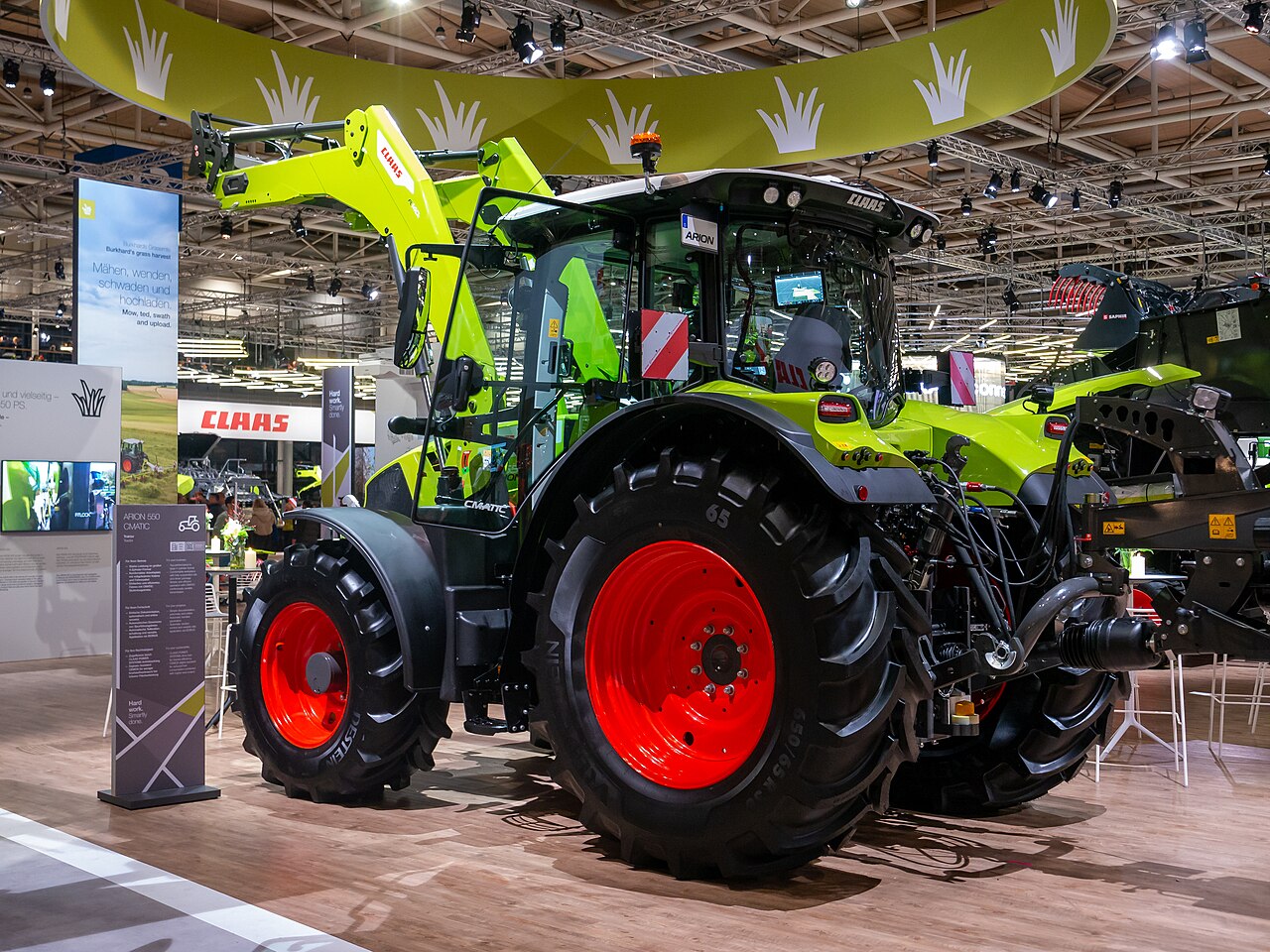 CLAAS ARION 550 CMATIC med frontlaster på Agritechnica