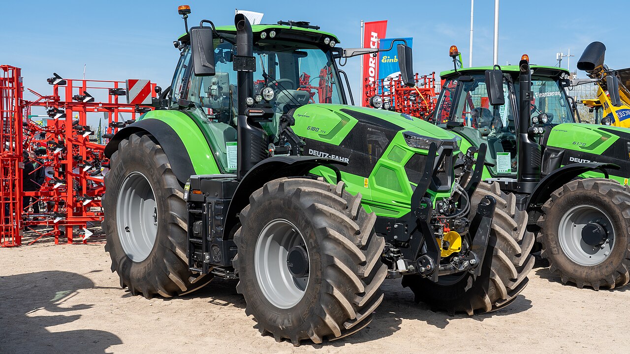 Deutz-Fahr 6180 TTV foran en annen traktor på agra 2024