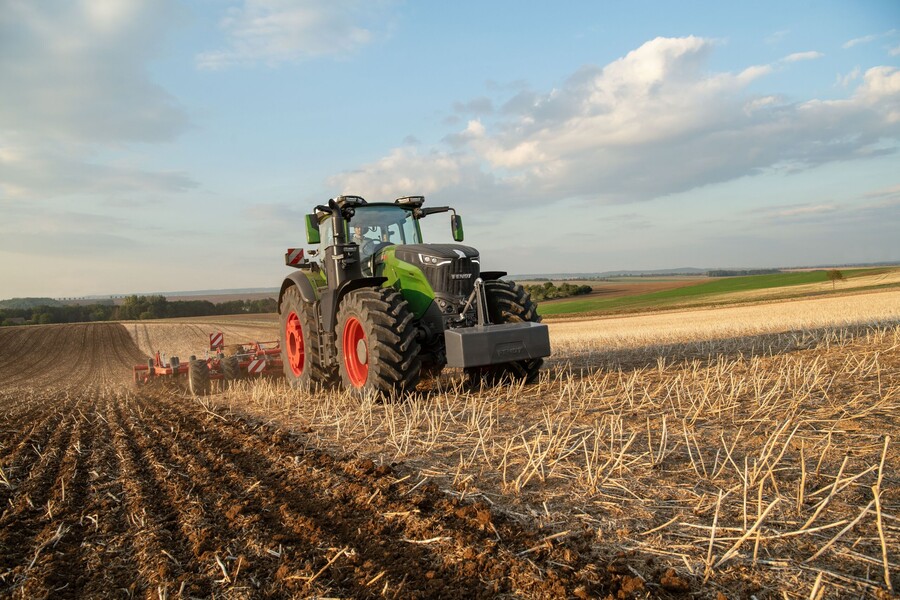 Fendt 1000 Vario Gen4 med jordarbeidingsredskap