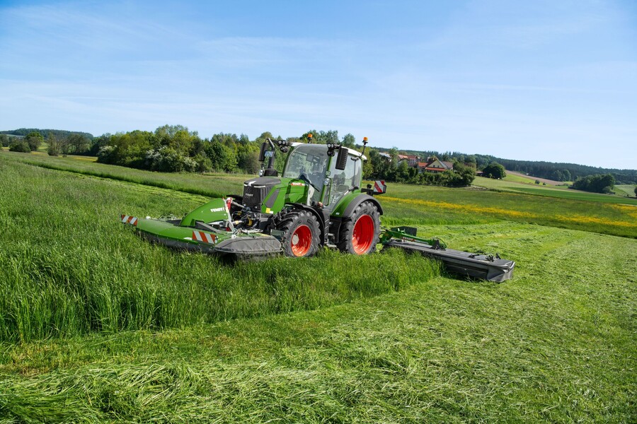 Fendt 300 Vario Gen5 med front- og bakmontert slåmaskin
