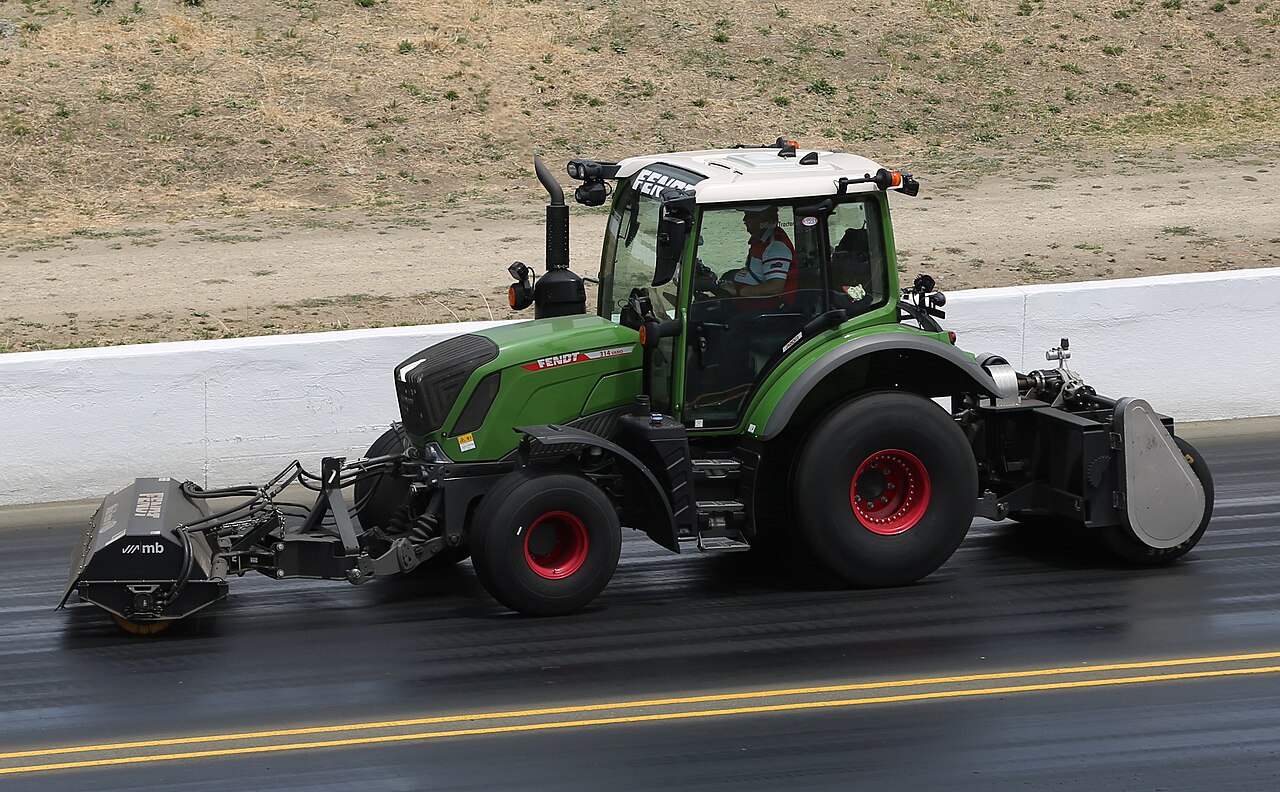 Fendt 314 Vario med feieutstyr ved Sonoma Raceway