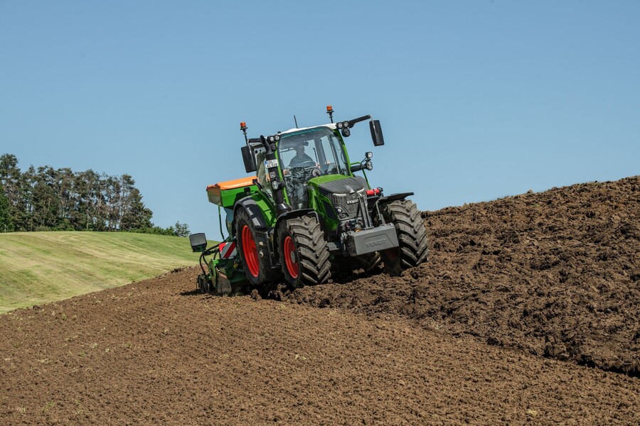 Fendt 500 Vario Gen4 med såmaskin