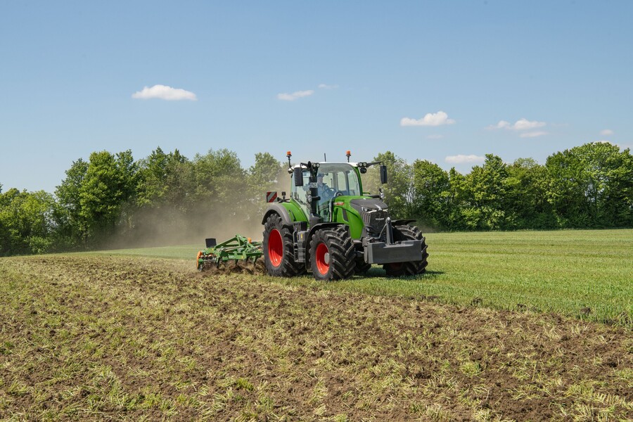 Fendt 724 Vario Gen7.1 med kultivator