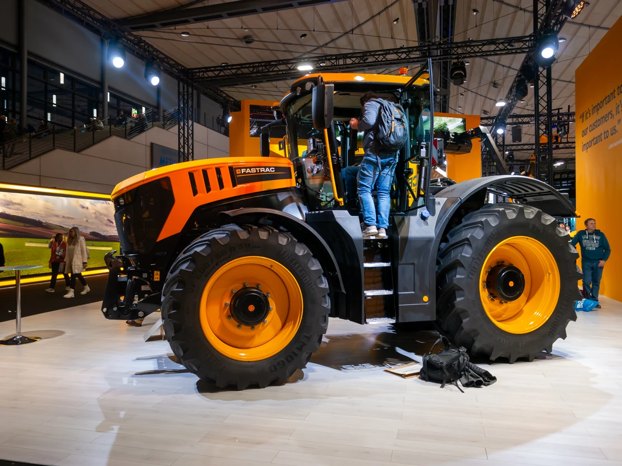 Gul JCB Fastrac 8330 iCON på Agritechnica