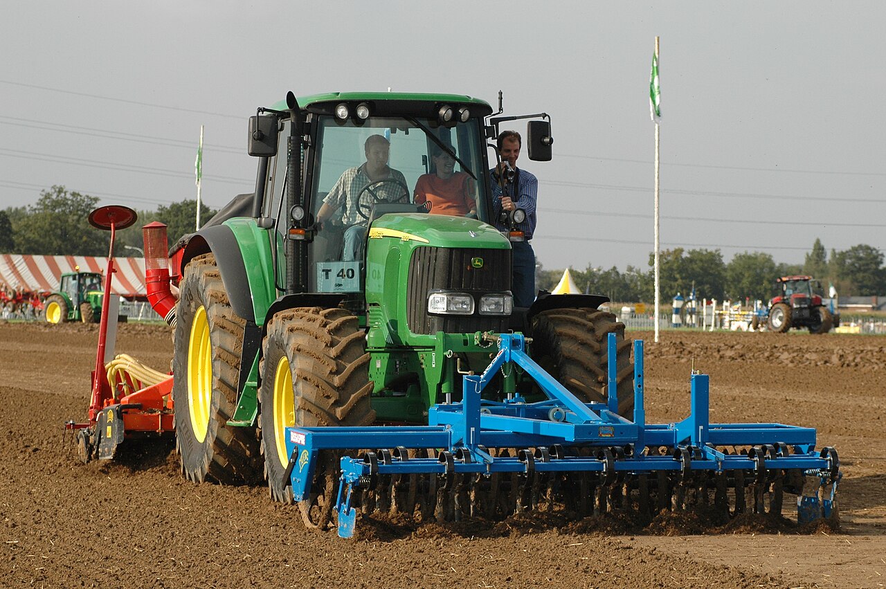 John Deere 6920 med frontpakker og såmaskin i Belgia