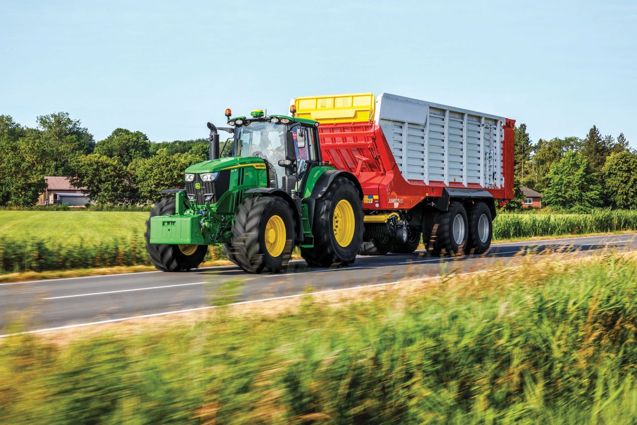 John Deere 6M med stor landbrukstilhenger på vei