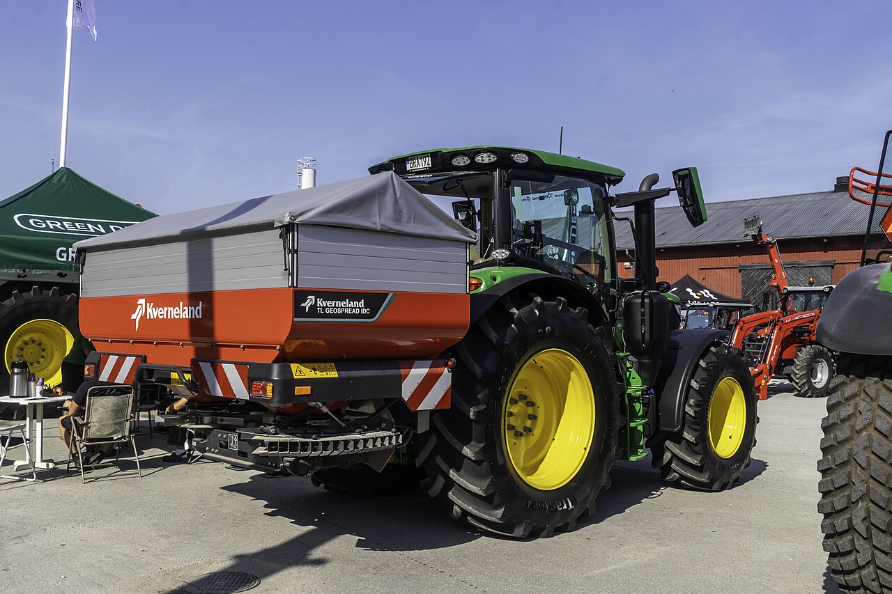 John Deere 6R 150 med Kverneland gjødselspreder på Gotland