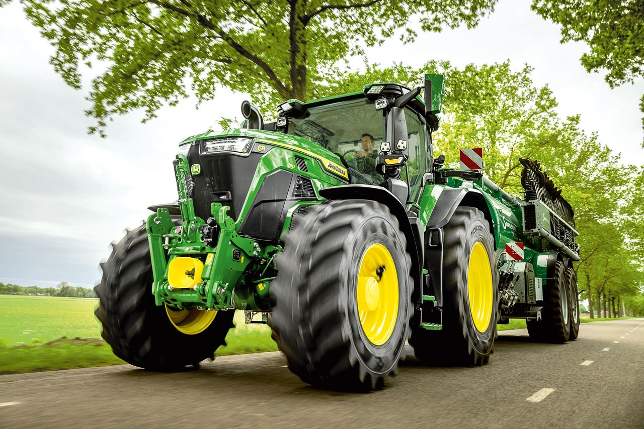 John Deere 6R 260 modellår 2027 med tankvogn på vei