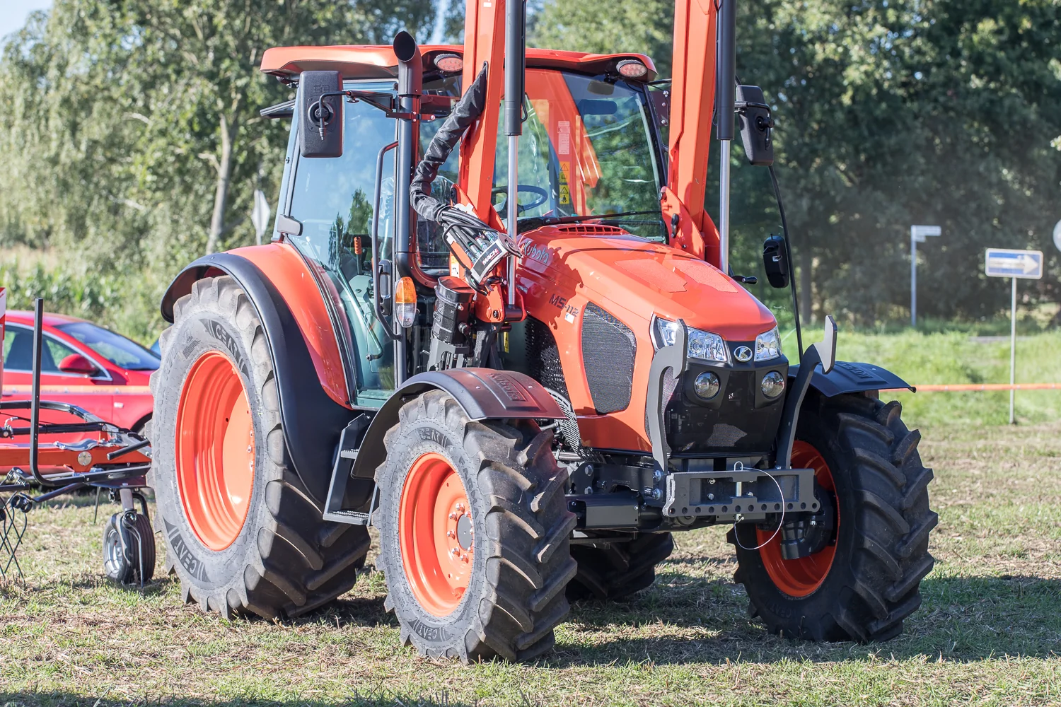 Kubota M5-112 med frontlaster og grasredskap