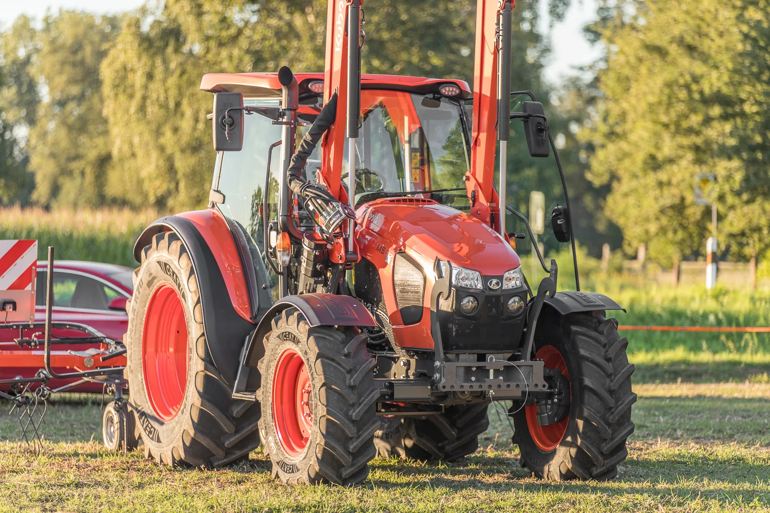 Kubota M5-112 med frontlaster på et grasjorde