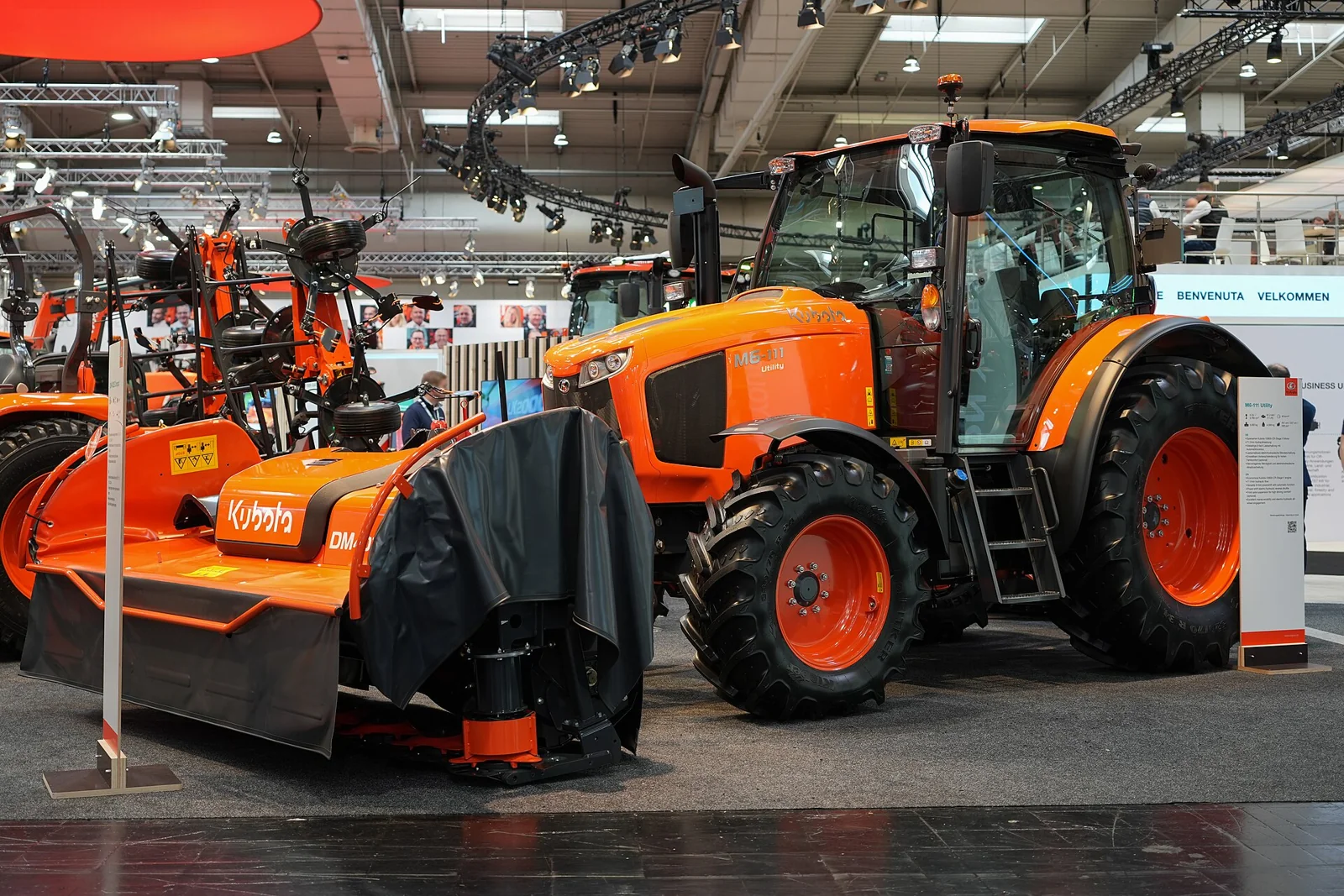 Kubota M6-111 Utility med frontmontert slåmaskin