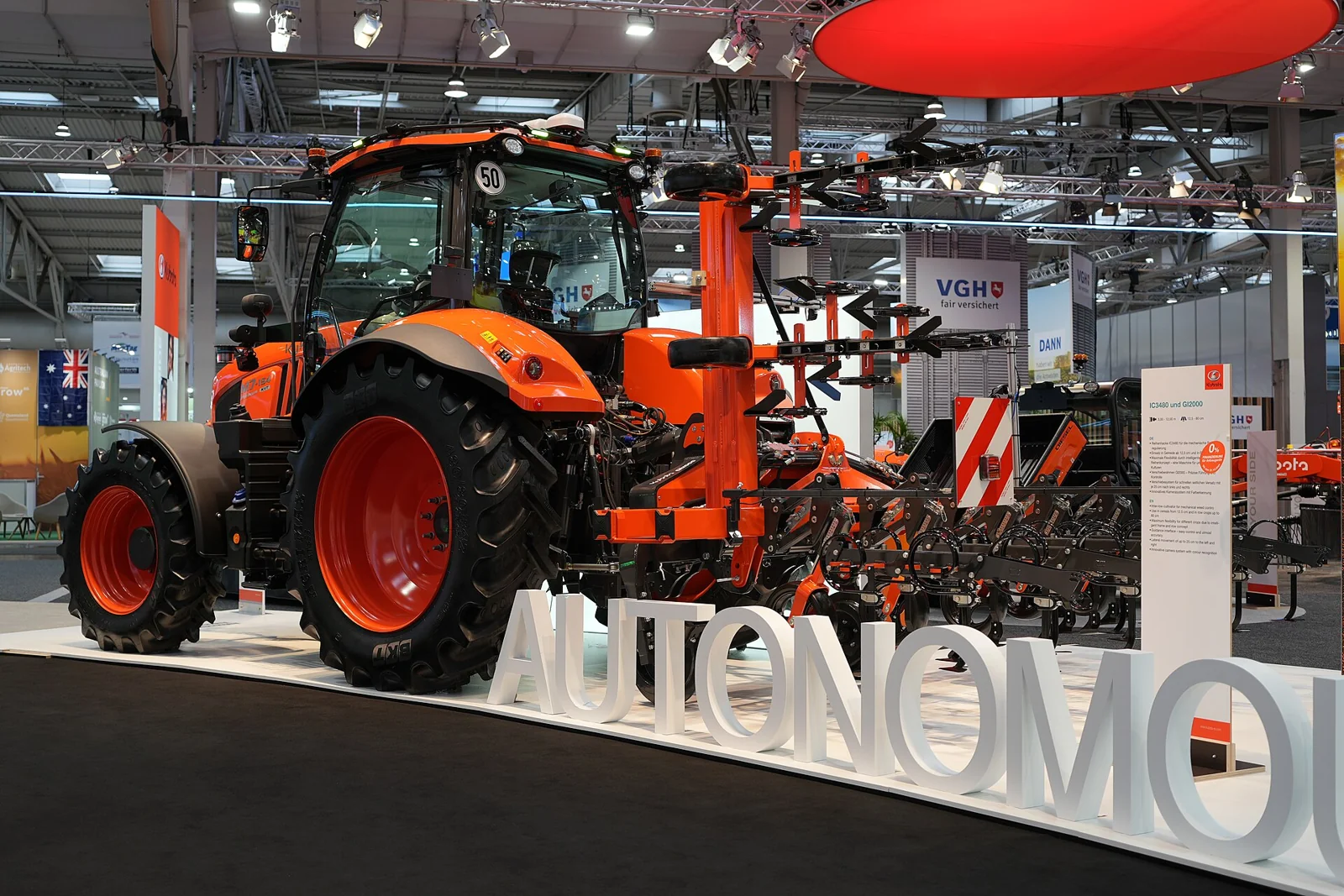 Bakenden på en Kubota M7-154 Premium KVT med radhakke